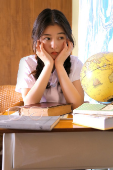 美女露出内衣